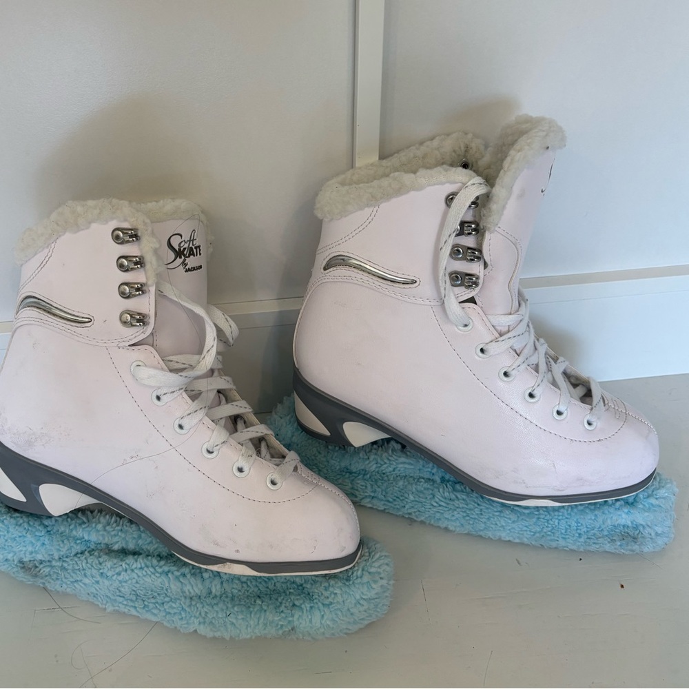 Timberland Women's White Winter Boots with Gray Accents